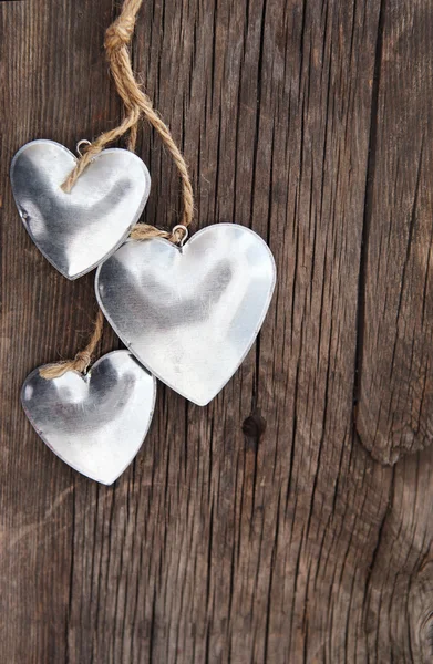 Corazones sobre fondo de madera — Foto de Stock