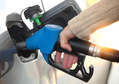 mans el araba ile benzin pompası sayesinde daha az tekrar su doldurma ișlemi