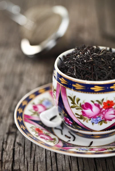 Bliska liści herbaty w vintage cup — Zdjęcie stockowe