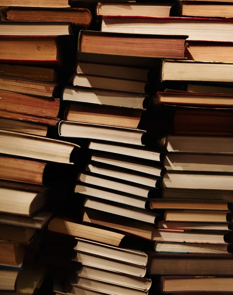 Pilha de velhos livros sujos na prateleira do livro — Fotografia de Stock