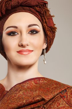 Doğu tarzı genç bir kadın portresi