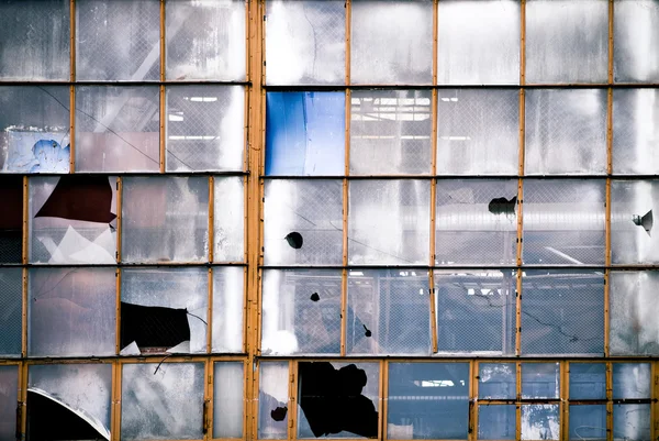 Σπασμένα παράθυρα του παλαιό βιομηχανικό κτήριο — Φωτογραφία Αρχείου