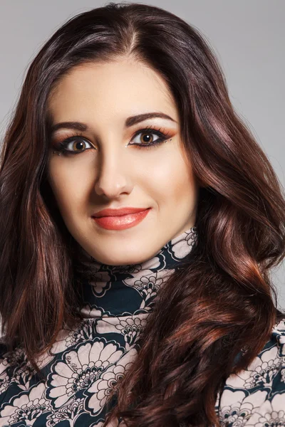 Bela jovem mulher com cabelo comprido — Fotografia de Stock