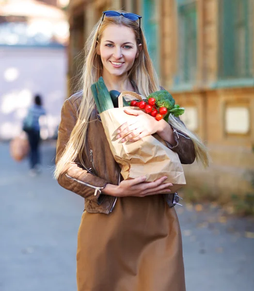 Mujer joven con bolsa de compras —  Fotos de Stock