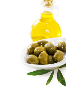 Zeytinyağı ve yeşil zeytin