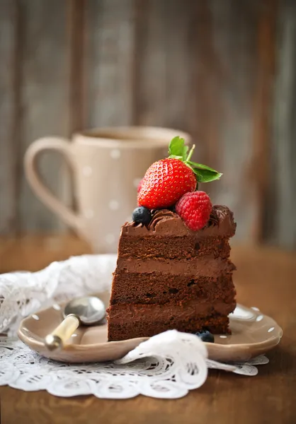 Pedazo de pastel de chocolate con glaseado y baya fresca — Foto de Stock