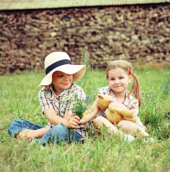 Little boy gives flowers to the little girl — Stock Photo, Image