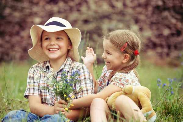 Petit garçon donne des fleurs à la petite fille — Photo