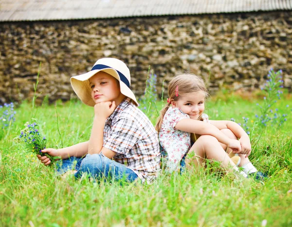 Kleine jongen en meisje in de buurt van het landhuis — Stockfoto