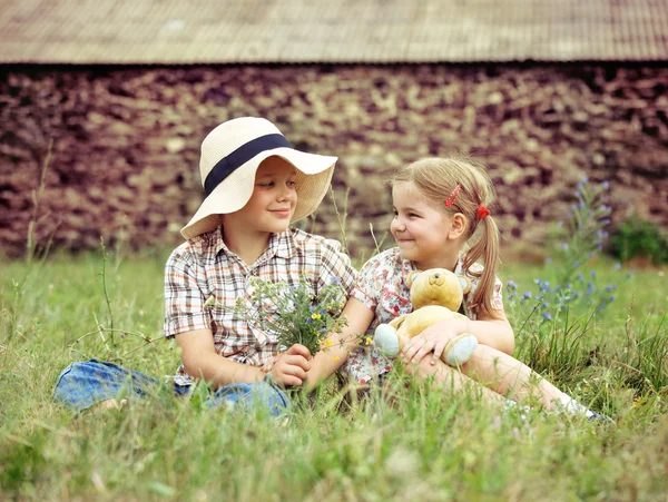 Kleine jongen geeft bloemen tot het kleine meisje — Stockfoto