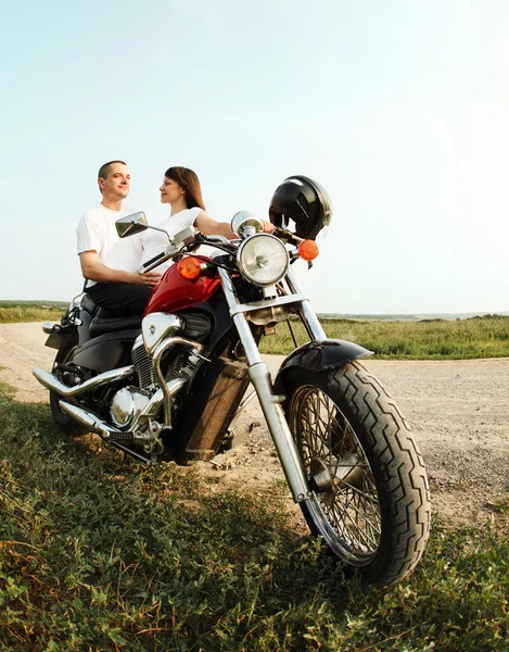 Joven pareja de motociclistas en el camino del campo — Foto de Stock