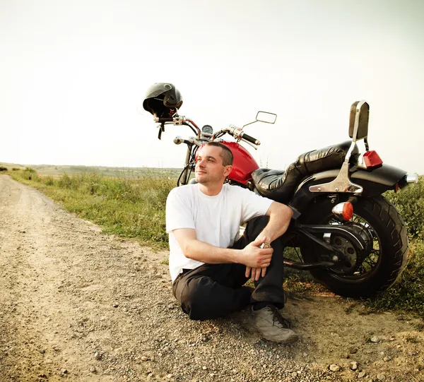 Motociclista en la carretera del campo —  Fotos de Stock