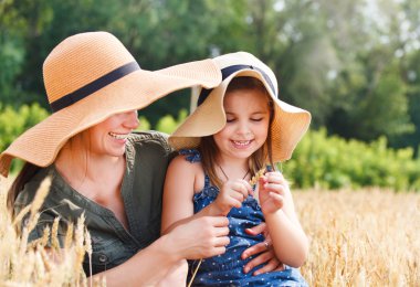mutlu anne ve küçük kızı