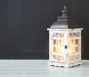 boş boş siyah kara tahta yakınındaki eski retro lamba