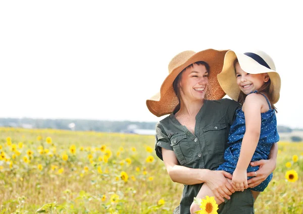 Glad mamma och hennes lilla dotter — Stockfoto