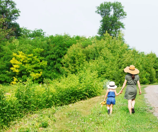 Mutlu anne ve küçük kızı yürüyüş — Stok fotoğraf