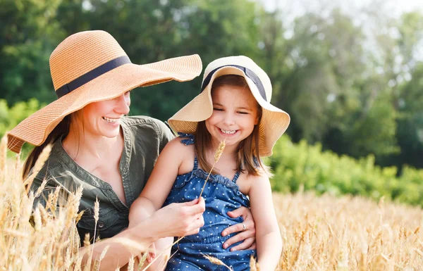 Mutlu anne ve küçük kızı — Stok fotoğraf