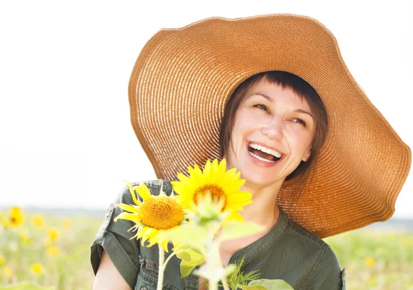 Portret młodej kobiety uśmiechający się ze słonecznikiem — Zdjęcie stockowe