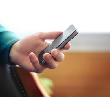 kapalı cep telefonu kullanan adam