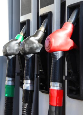 yakın çekim hortumların bir servis istasyonu