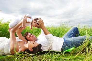 mutlu genç ailesi ile küçük kız bebek