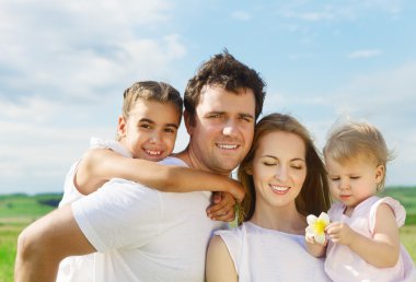 mutlu genç aile açık havada