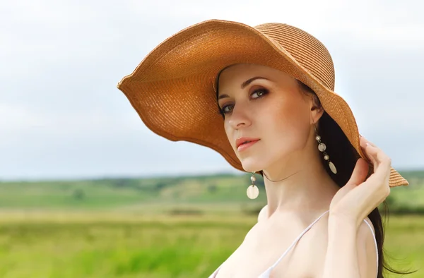 Beautiful brunette woman in hat — Stock Photo, Image