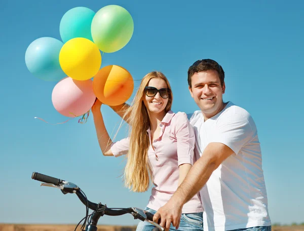 Happy smiling couple with balloons — Stock Photo, Image