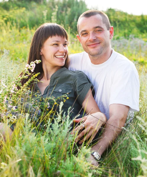 Boldog fiatal házaspár mosolyog — Stock Fotó
