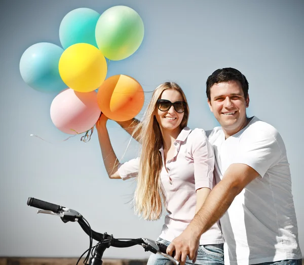 Joyeux couple souriant avec ballons — Photo