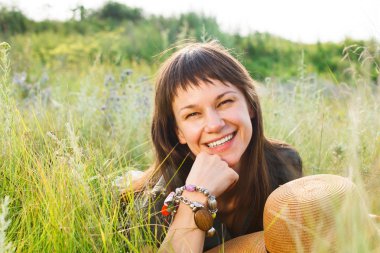 yaz gününde gülümseyen esmer kadın