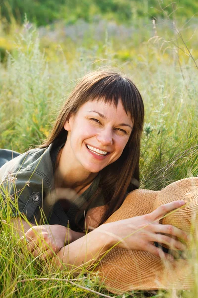 Lachende brunette vrouw in zomerdag — Stockfoto