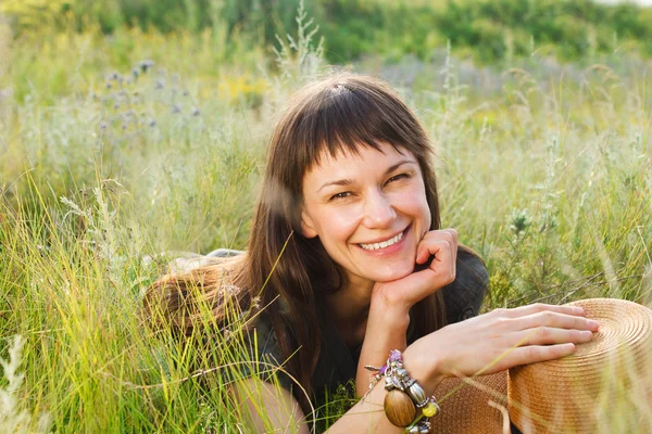 Lachende brunette vrouw in zomerdag — Stockfoto