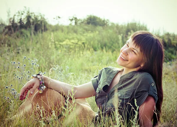 Leende brunett kvinna i sommardag — Stockfoto