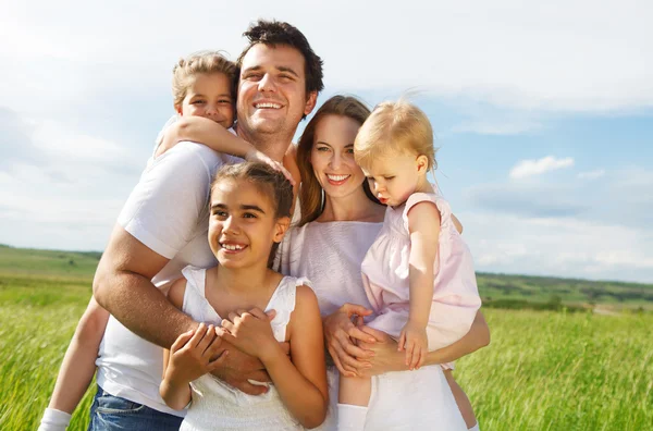 Szczęśliwe młode rodziny z trójką dzieci — Zdjęcie stockowe