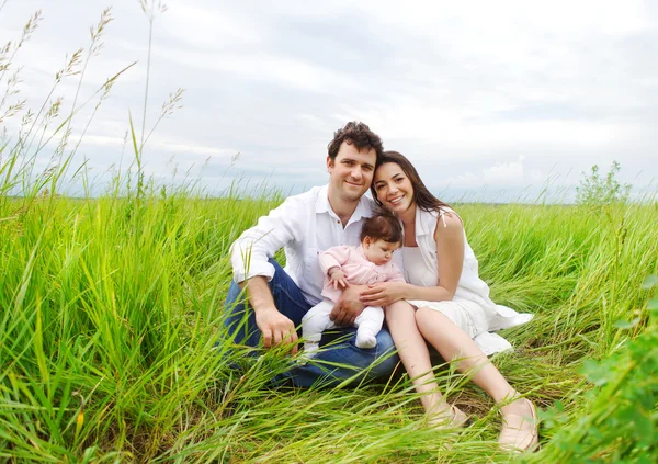 Jovem família feliz com bebê menina — Fotografia de Stock