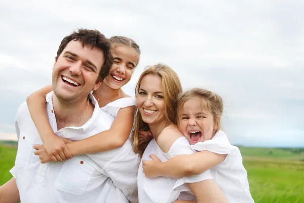 Familia joven y feliz con dos hijos Imagen de stock