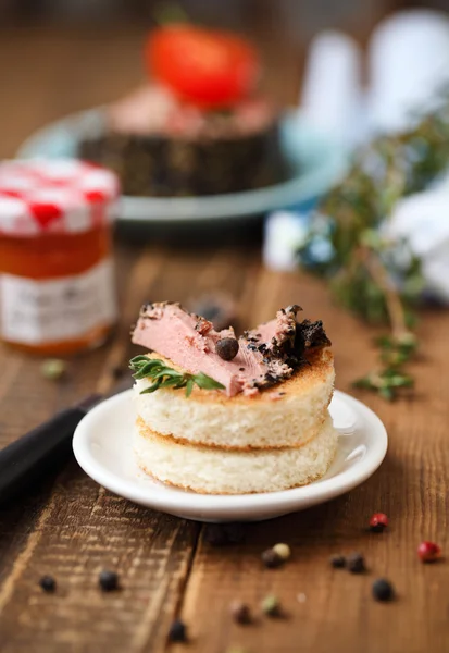 Tasty duck pate appetizer with fresh herbs — Stock Photo, Image