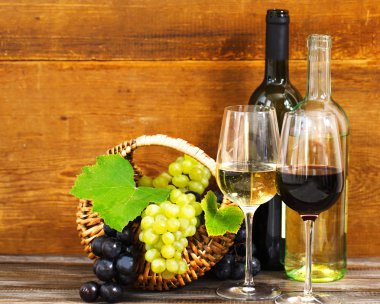 Hayat kırmızı ve beyaz şarapla dolu