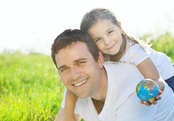 Feliz padre joven con hija pequeña al aire libre —  Fotos de Stock