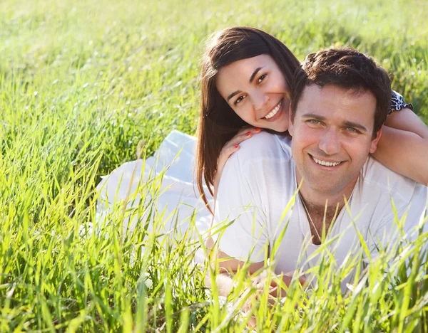 Jonge gelukkige paar in de liefde in de lente — Stockfoto