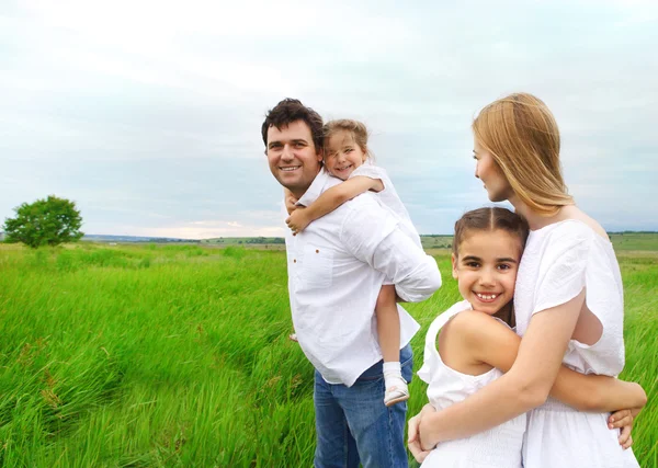 İki çocuklu mutlu genç aile — Stok fotoğraf