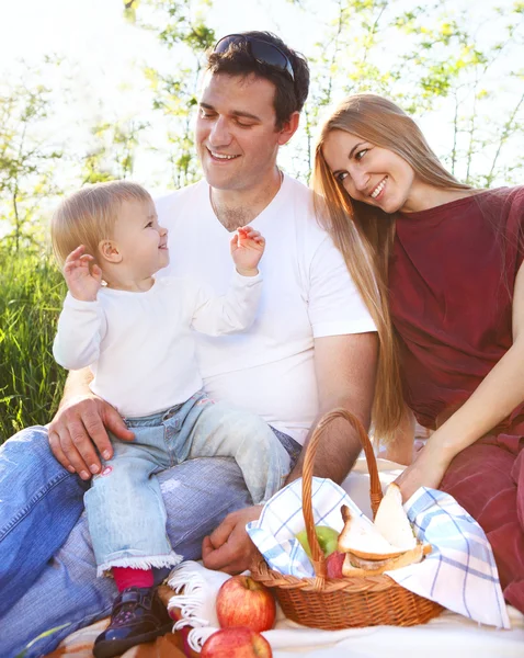 Lycklig ung familj — Stockfoto