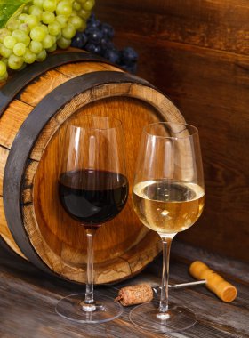 Kırmızı ve beyaz şarap gözlük ile natürmort