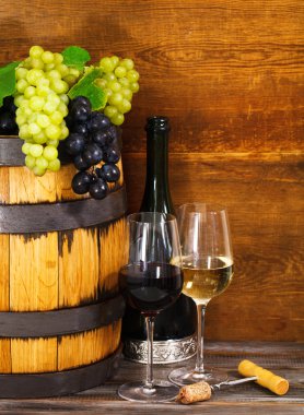 Kırmızı ve beyaz şarap gözlük ile natürmort