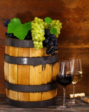 Kırmızı ve beyaz şarap gözlük ile natürmort