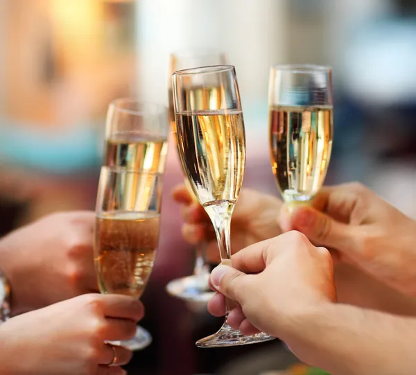 Celebración. sosteniendo copas de champán — Foto de Stock