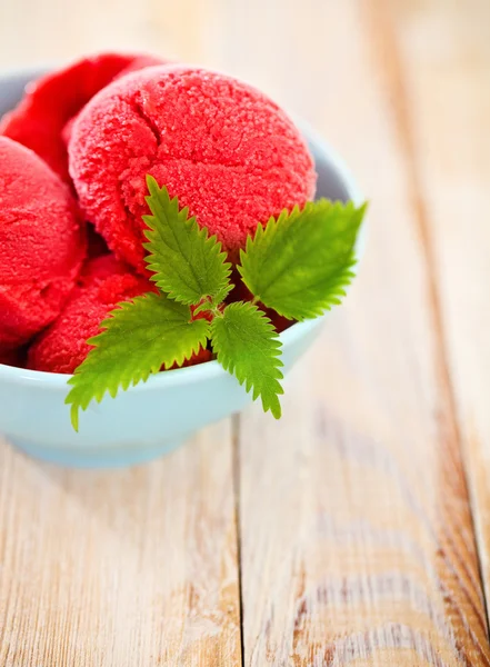 Strawberry ice cream in blue bowl — Stock Photo, Image