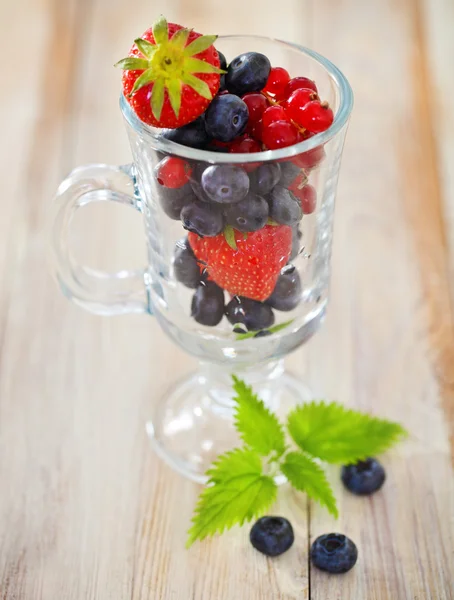 Вкусные свежие фрукты в стеклянной чашке — стоковое фото