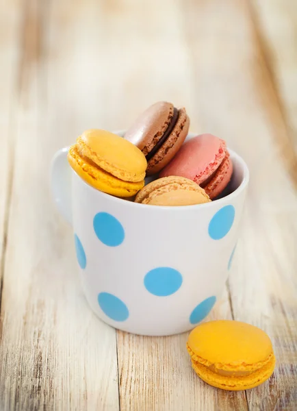 Franska macaroons i cupen — Stockfoto